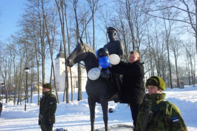 Viljandi maavanem Lembit Kruuse sidumas Johan Laidoneri monumendi külge rõõmu väljendavaid Eesti lipu värvides õhupalle