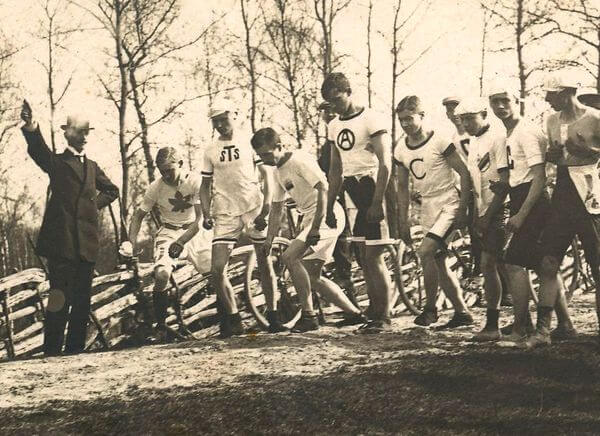 Pühapäeval tähistatakse saja aasta möödumist esimesest maratonijooksust Eestis_Fotol esimene maratoni stardihetk