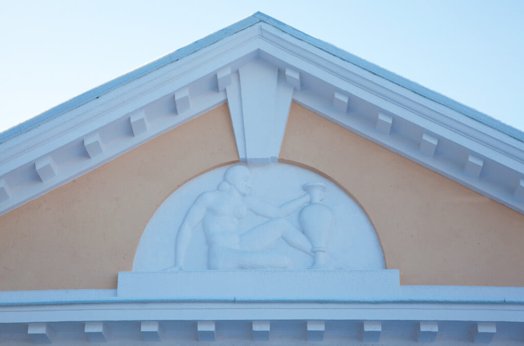 Antiigihõngulised ornamendid Pärnu Mudaravila ajaloolise hoone välisfassaadil, mis on olnud inspiratsiooniks Hedon SPA nime ja logo loomisel