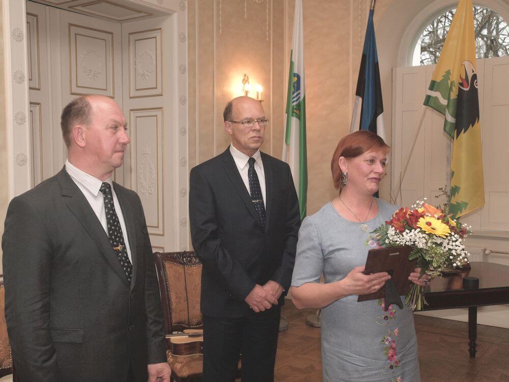 Jogeva maavanem Viktor Svjatosev ja Jõgevamaa Omavalitsuste Liidu juhatuse esimees Enn Kurg tunnustamas Jõgevamaa Aasta Ema Karina Kaareperet Foto: Vahur Kukk