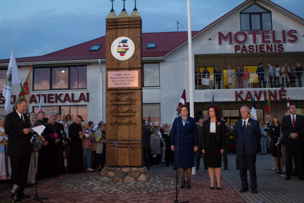 Vasakult Leedu Seimi spiiker Loreta Graužinienė, Läti Seimi spiiker Solvita Āboltiņa ja Riigikogu esimees Eiki Nestor Balti keti monumendi juures. Foto: Ilona Šilenkova, Leedu Seim
