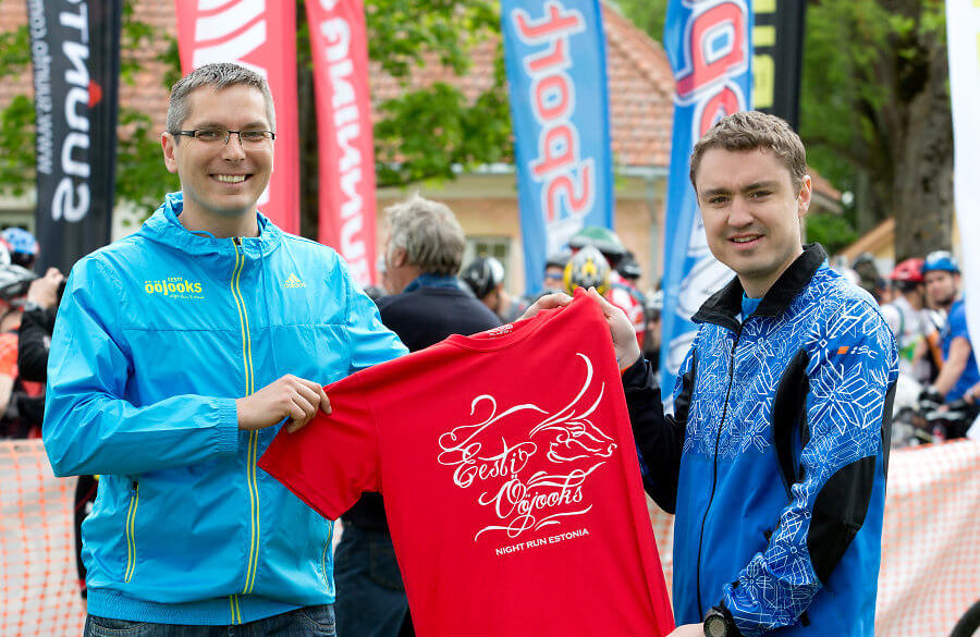 Ööjooksu meeskonna liige Marko Torm üle andmas sümboolselt esimest Ööjooksu särki peaminister Taavi Rõivasele Foto: Ain Liiva