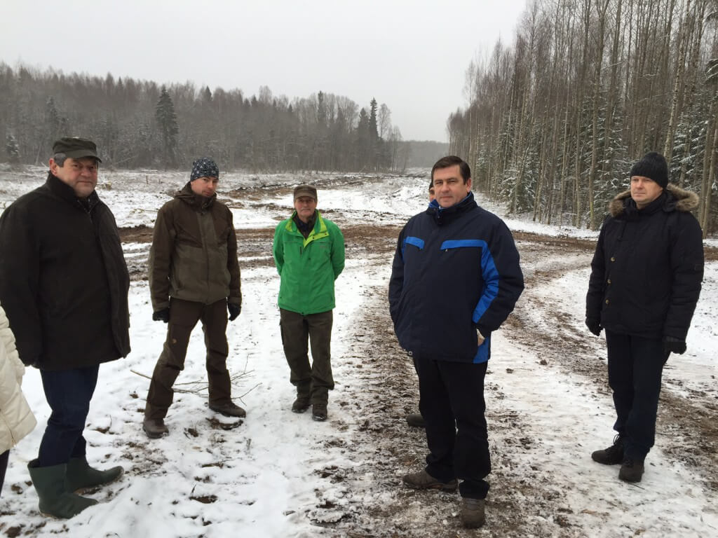 Keskkonnaminsteeriumi kantsler Andres Talijärv (vasakul) ja keskkonnaminister Mati Raidma (paremalt teine) kohtusid Eesti-Vene kontrolljoone metsatöödel ka eramaaomanikega. Foto: Keskkonnaministeerium