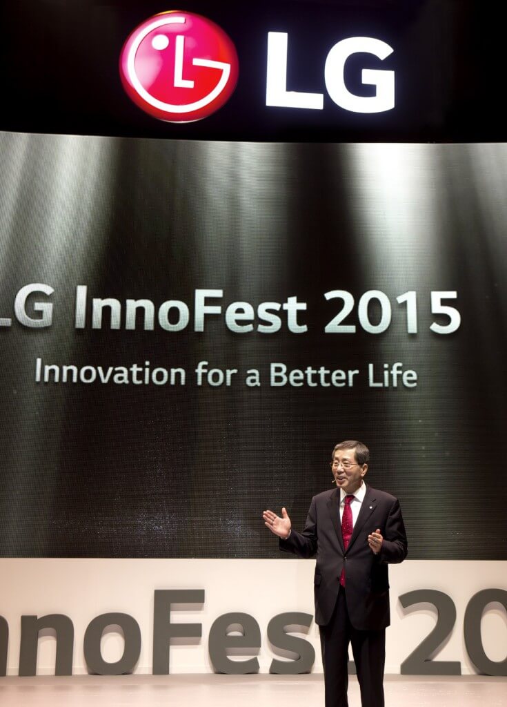 02_LG_Europe_Region_Head_Brain_Na_giving_a_speech_at_LG_InnoFest_Europe_held_in_Lisbo (Large)