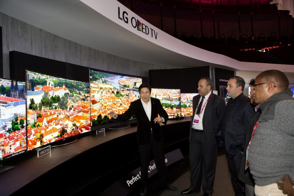 04_Customers_watching_LG_4K_OLED_TVs_at_LG_InnoFest_Middle_East_Asia_and_Africa_held_in_Lisbon (Large)