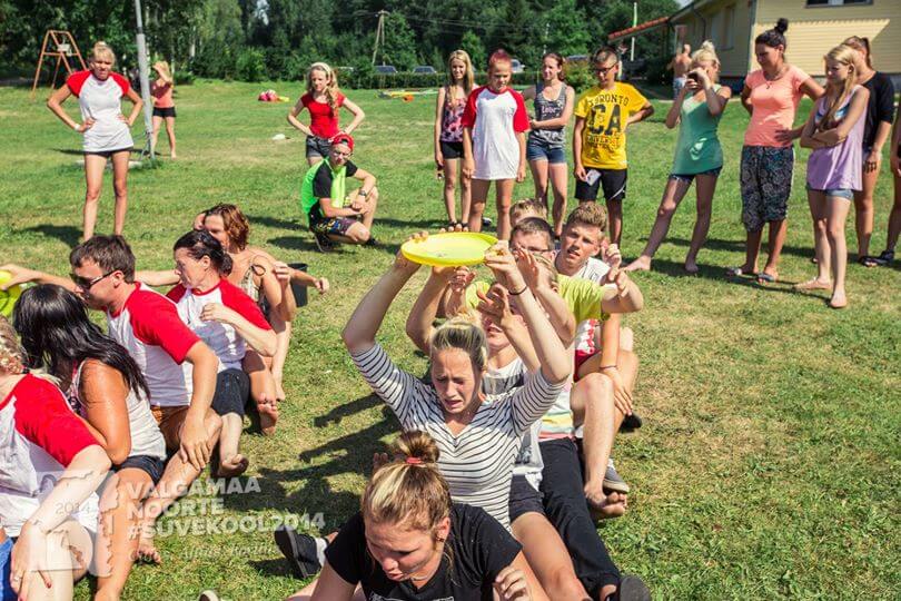 Noored saavad kolme päeva jooksul läbi tegevuste luua ja tugevdada meeskonnavaimu Foto: Timo Arbeiter