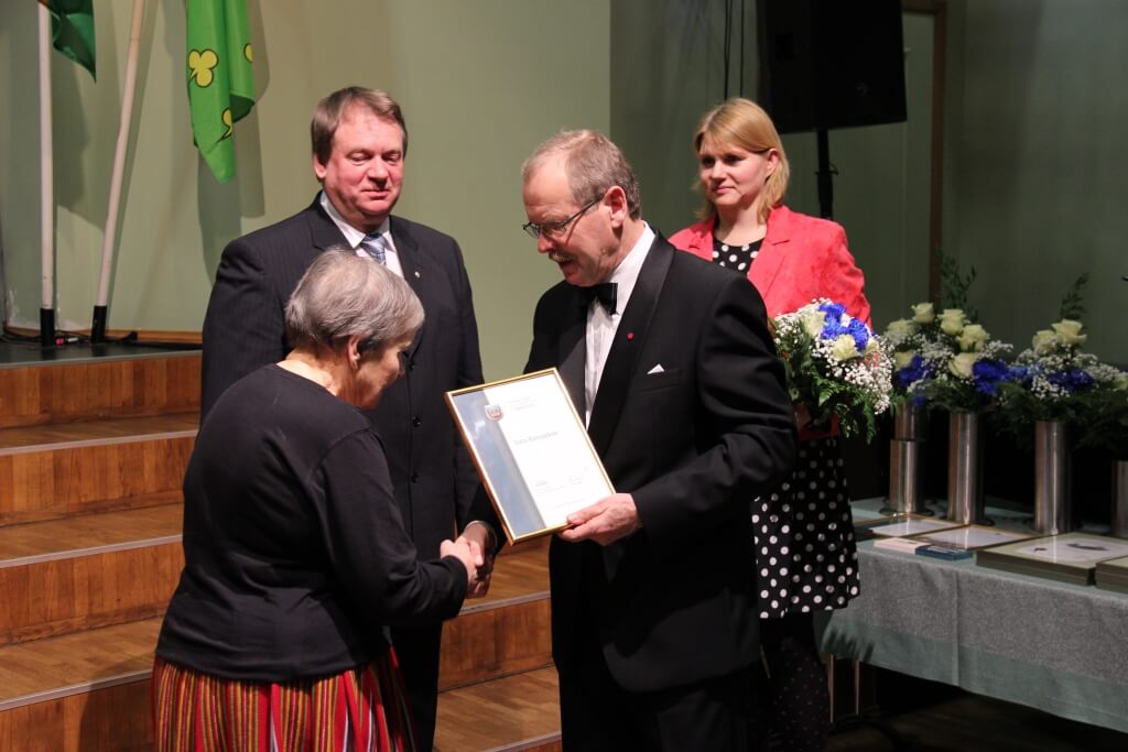 Põltsamaa linnavolikogu esimees Andres Vään, linnapea Jaan Aiaots (kikilipusuga), linnavalitsuse haridus-ja kultuurinõunik Kadri Suni tunnustavad aukodanikku Juta Kossatkinit Foto: Keiu Kess