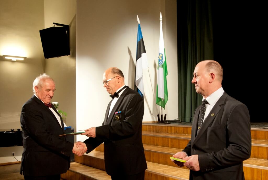 Jõgeva maavanem Vikto Svjatõšev ja Jõgevamaa Omavalitsuste Liidu juhatuse esimees tunnustavasid Eesti Vabariigi aastapäevale pühendatud vastuvõtul hooldusasutuse Põltsamaa Kodu rajamise algatajat Vambola Sipelgast Foto: Johannes Haav