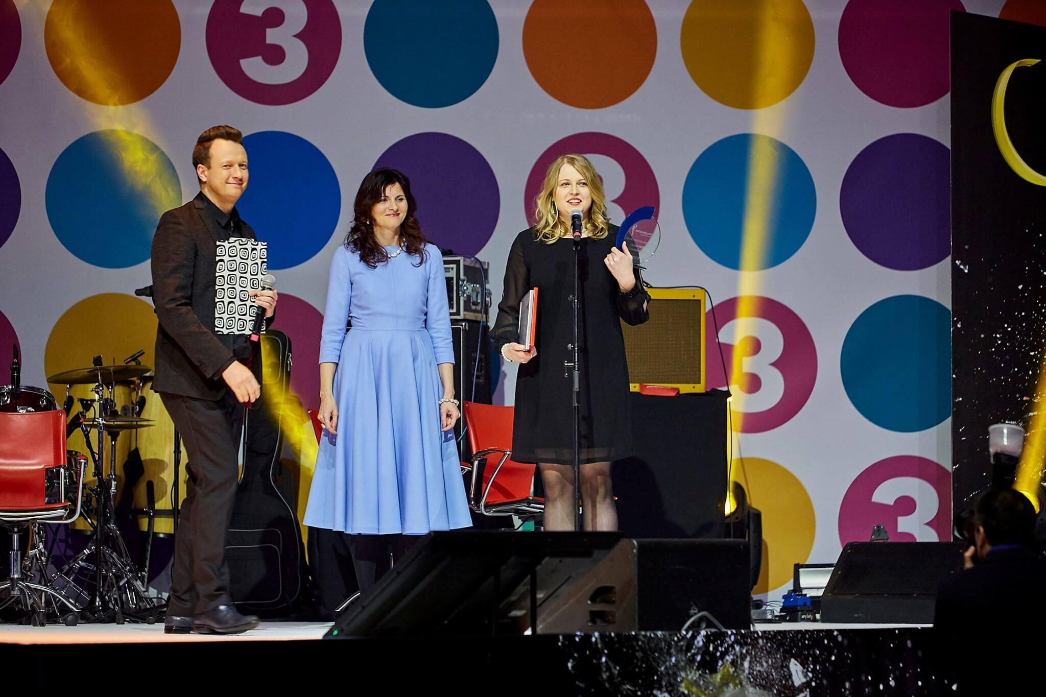 Suhtekorralduse Auhind 2015 avaliku sektori preemia üleanmine Pildil Marko Reikop, Karin Volmer ja Aive Hiiepuu Foto: Martin Dremljuga