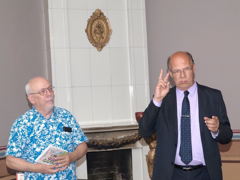 Kirjanik Heiki Vilep ja Jõgeva maavanem Viktor Svjatõšev (raamatu Jõks matemaatikamaal esitlusel Tartus Foto: vilep.com