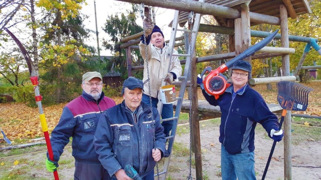 Vasakult Jõgeva lionsklubi liikmed Aleksander Kibal, Mart Kirss, Kalle Pint ja Kalle Ründva (tagaplaanil korrastustöödel mänguväljakul Foto: Vahur Kukk