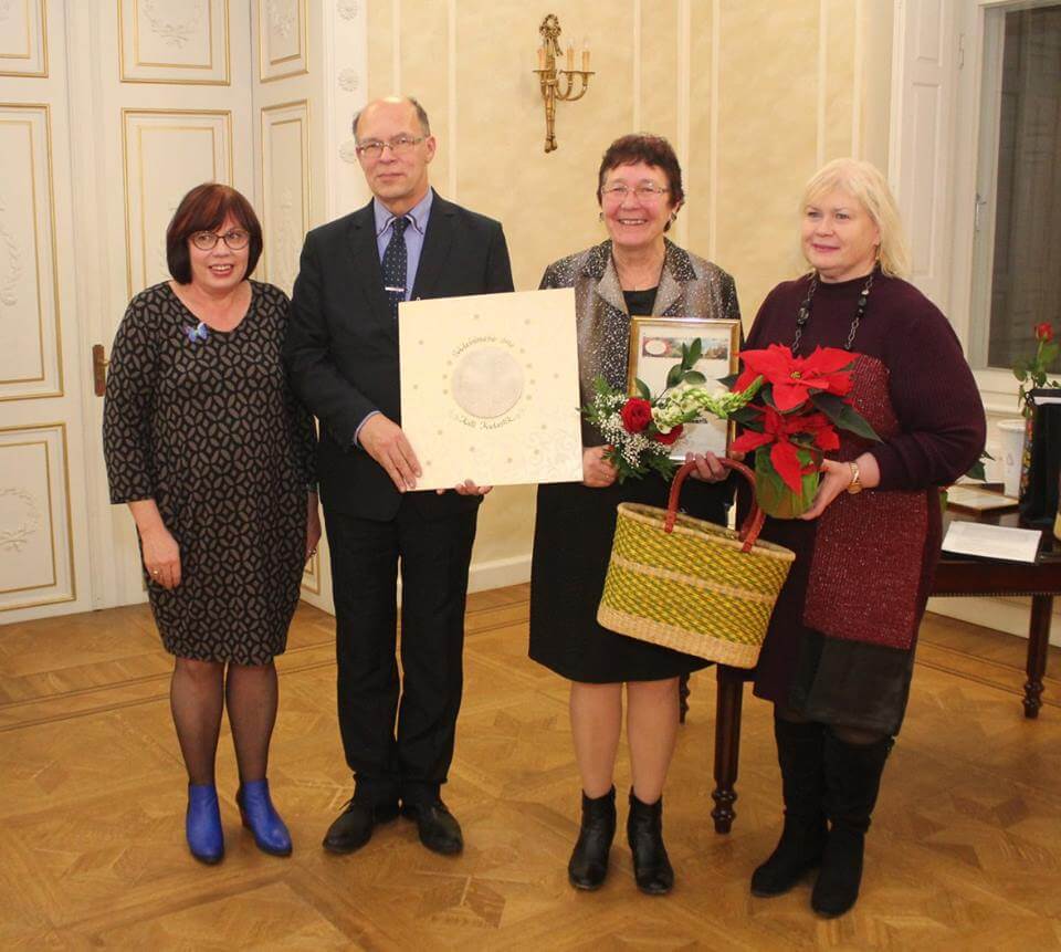 Jõgevamaa Kodukandiühenduse juhatuse esimees Liia Lust, Jõgeva maavanem Viktor Svjatõšev, Aasta sädeinimene 2016 Kalli Kadastik ja maakonna kodukandiühenduse aseeesimees Pille Tutt Foto: Reet Alev
