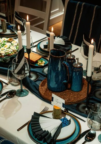 Sinine, must ja valge: sisekujundaja jagab nippe elegantse Eesti iseseisvuspäeva laua katmiseks