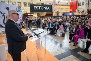 President-Alar-Karis-avas-Bologna-lasteraamatumessi-Foto-Raigo-Pajula-28