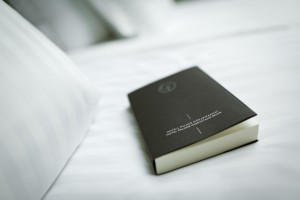 18 Hotell Palace Nightstand book