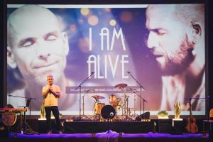 I-Am-Alive-Foto-Silver-Siilak-114