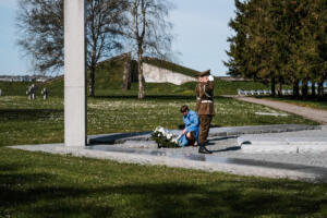 President Kaljulaid asetas pärjad (Foto Vabariigi Presidendi Kantselei Mattias Tammet) (6)