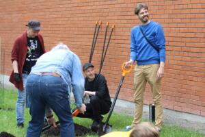 Ugala publikupreemia „Kuldõun“ üleandmine ning õunaaia istutamine (Foto Heigo Teder) (122)