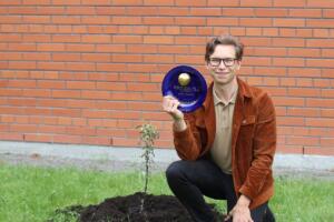 Ugala publikupreemia „Kuldõun“ üleandmine ning õunaaia istutamine (Foto Heigo Teder) (126)