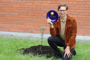 Ugala publikupreemia „Kuldõun“ üleandmine ning õunaaia istutamine (Foto Heigo Teder) (129)