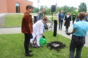 Ugala publikupreemia „Kuldõun“ üleandmine ning õunaaia istutamine (Foto Heigo Teder) (13)