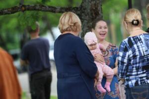 Ugala publikupreemia „Kuldõun“ üleandmine ning õunaaia istutamine (Foto Heigo Teder) (149)