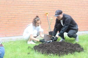 Ugala publikupreemia „Kuldõun“ üleandmine ning õunaaia istutamine (Foto Heigo Teder) (25)