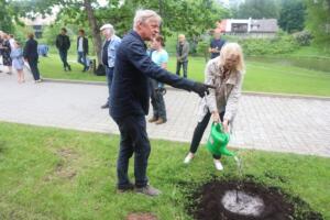 Ugala publikupreemia „Kuldõun“ üleandmine ning õunaaia istutamine (Foto Heigo Teder) (40)