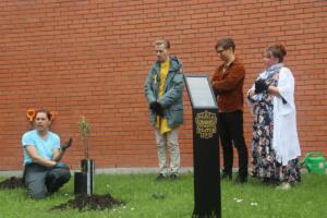 Ugala publikupreemia „Kuldõun“ üleandmine ning õunaaia istutamine (Foto Heigo Teder) (5)