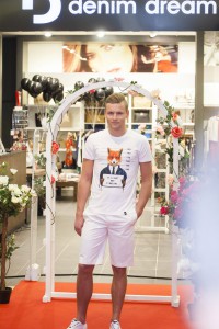 Moeshow055