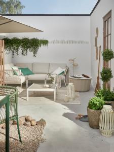 Thin-line-between-outdoor-and-indoor-furniture-2