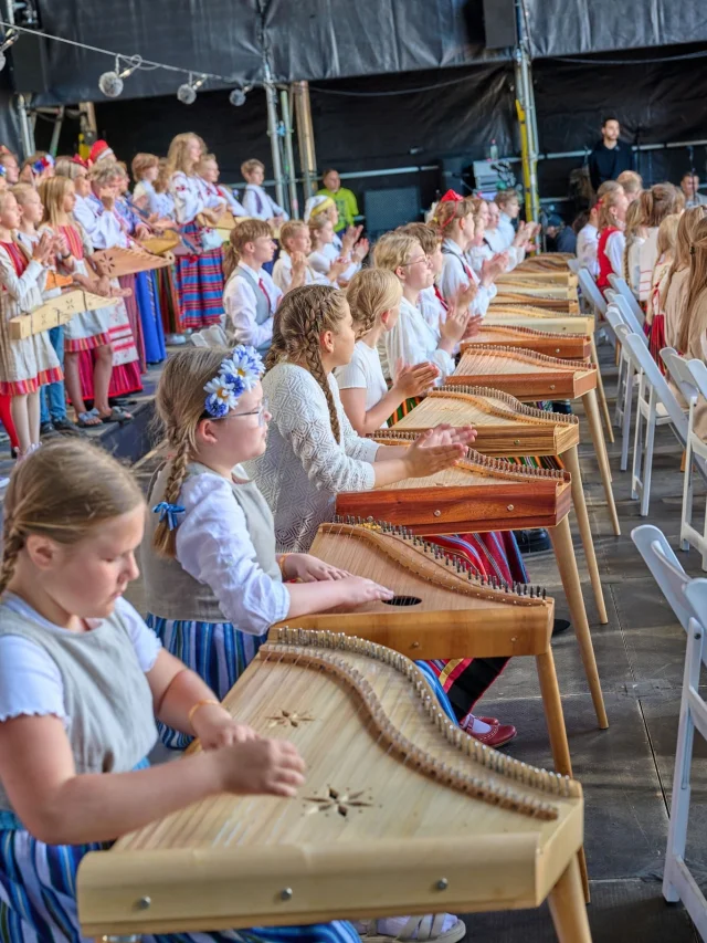 Rahvamuusikapeo 765 muusikut panid Vabaduse väljakul rahva tantsima ja laulma

4. juulil kogunesid Vabaduse väljakule sajad rahvamuusikud ja väljakutäis kuulajad, et pidada rahvamuusikapidu, mis on osa üldlaulu- ja tantsupeost „Iseoma“. Suurkontserdil sai kuulda eesti pärimusmuusikat kogu selle rikkuses ja mitmekesisuses – laval kohtusid ehedad pärimuslood, eri piirkonnad, pilliliigid, ajastud ja kombed, vahendas heade uudiste portaalile GoodNews Eesti Laulu- ja Tantsupeo Sihtasutus.

Fotod: Eesti Laulu- ja Tantsupeo Sihtasutus, Rein Leib