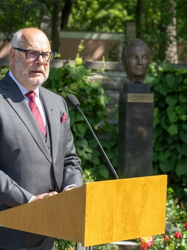 Presidendi kantselei roosiaias avati Arnold Rüütli büst

Presidendi kantselei roosiaias Kadriorus avati täna pidulikult president Arnold Rüütli büst, mille autor on skulptor Endel Taniloo.

President Alar Karis tõi büsti avamisel esile president Arnold Rüütli panuse Eesti riigi kestmisesse ja sidusa ühiskonna ehitamisel. „Riigipea ametis suunas president Arnold Rüütel oma tähelepanu alati nõudlikult ettepoole ja hoidis meeles, et edasi minnes peab riik alati arvestama meie inimestega,“ ütles president Karis.

President Karise sõnul on roosiaed sobiv koht mälestamaks inimest, kelle elutöö oli tihedalt seotud Eesti riikluse tugevdamise ja rahva kestmisega. Arnold Rüütel oli Eesti president aastatel 2001–2006.

Loe: GoodNews.ee
