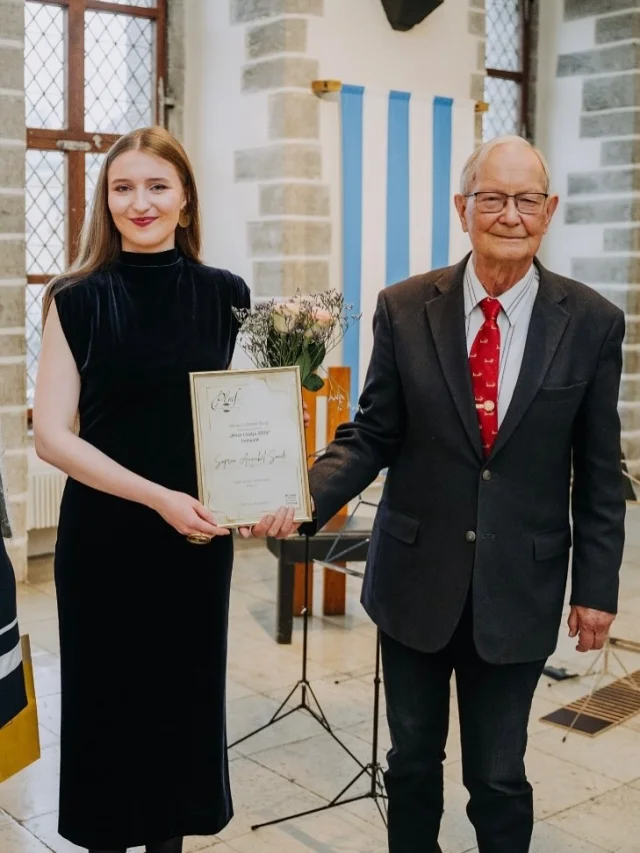 PALJU ÕNNE: PLMF Noore laulja preemia pälvis sopran Annabel Soode

Tallinna Raekojas laupäeval toimunud XXI Tallinna Kammermuusika Festivali “Armastuskirjad” lõppkontserdil “Armastuse testament” pälvis PLMF noore laulja aastapreemia sopran Annabel Soode. Perekond Kelam andis heliloojate Marje ja Kuldar Singi mälestusele pühendatud tunnustuse üle juba 20. korda.

Annabel Soode on Tallinnas õppiv ja tegutsev vokaalartist, kes uurib hääle väljendusvõimalusi eri muusikastiilides, ruumides ja ülesannetes, avastades samal ajal inimest ja tema laule. Lauldes nii Euroopa kultuuriruumi klassikat kui ka nüüdismuusikat, tunnetab ta oma psühhofüüsise kaudu erinevaid narratiive.

Loe: GoodNews.ee
Fotod: GoodNews, @joosepints