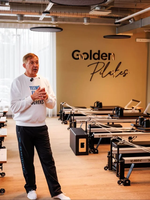 VIDEO! Urmas Sõõrumaa: Reformer pilates on ideaalne treeningvorm just sportlastele

Golden Pilatese avaüritusel võttis proovitrennist osa ka ettevõtja ja spordientusiast Urmas Sõõrumaa. “Olen pilatesest vähemalt 15-20 aastat juba lugu pidanud, aga ma ei ole sellega ise väga palju kokku puutunud. Siin saalis tegin ka mõned juba tuttavad harjutused, aga ma tean, et need masinad võimaldavad sooritada ka selliseid harjutusi, mis annavad veel nädal aega tunda,” rääkis Sõõrumaa.

Tema sõnul on Reformer pilates ideaalne treeningvorm just sportlastele, kellel jäävad tavatrennides sageli mõned lihasgrupid tähelepanuta. Kuigi pilateses on sobiv treeningstiil kõikidele trenni- ja tervisehuvilistele, soovitab Sõõrumaa Reformer pilatest proovida eelkõige neil, kes oma mugavustsoonist välja soovivad astuda.

Loe ja vaata videointervjuud: GoodNews.ee
Vestlust juhtis: @kristalensinofficial 
Fotod: Rasmus Kooskora