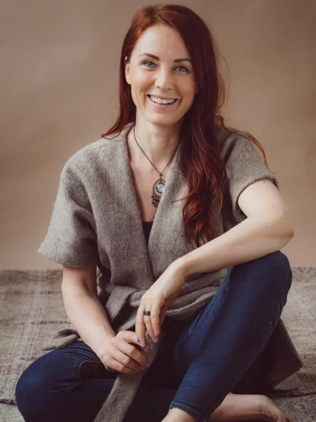 Coach ja koolitaja Kaisi Kask: unistan maailmast, kus inimesed ärkavad hommikuti innustunult ja lähevad magama rahulolevalt

Kaisi Kask on coach, superviisor ja koolitaja, kes keskendub oma töös inimeste ja meeskondade arendamisele, eneseteadlikkusele ja koostööle ning soovib aidata inimestel ja organisatsioonidel jõuda paremate suhete ja sisekliima ning suurema rahuloluni. “Unistan maailmast, kus kõik inimesed ärkavad hommikuti innustunult, tunnevad end turvaliselt ning päeva lõpus rahulolevalt ja täidetuna,” räägib Kask oma missioonist.

Kaisi lähenemises on olulisel kohal terviklikkus – töö ja eraelu tasakaal, energiahaldus ning teadlik enesejuhtimine. “Usun, et nutikalt ja targalt töötades jõuame teha palju rohkem, kui pimesi rassides.”

Tema väärtused – teadlikkus, elurõõm, tasakaal, austus ja heatahtlikkus – kannavad nii tema tööd kui ka isiklikku elu. Kaisi sõnul on oluline märgata ka väikseid samme. “Neil päevadel, mil sul on anda vaid 40% ja sa annad sellest kõik, siis tegelikult andsid sa endast 100%,” julgustab Kaisi.

Loe: GoodNews.ee
Hakka jälgima: @kaisikask