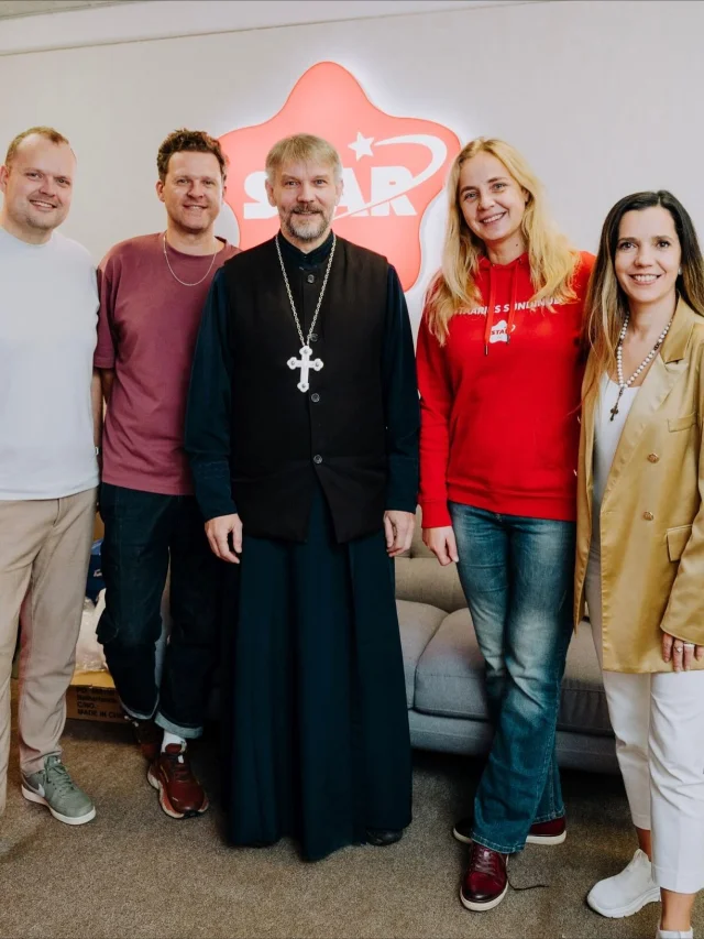 STAR FM I Ülempreester Aleksander (Aivar) Sarapik Star FMis: üks hea asi päevas tuleb alati teoks teha

Raadio Star FM hommikuprogrammis käis külas ülempreester Aleksander (Aivar) Sarapik, kes rääkis saatejuhtidega usust, palvest ja sisemisest tasakaalust.

Kuigi sageli arvatakse, et eestlased ei ole usklik rahvas, näeb Sarapik seda teisiti. “Eesti inimene usub ja on usklik, lihtsalt tema usk ei väljendu alati kirikus käimises. Usk ja tahe on inimeses üks ja sama asi. Kui ma usun millessegi, siis ma tegutsen selle järgi ja see ongi minu väärtuste ruum.”

Iga päev seab Sarapik endale ühe lihtsa eesmärgi: teha midagi head. “Üks hea asi päevas tuleb alati teoks teha. See võib olla vestlus, toetus, palve või midagi muud. Oluline on, et iga päev sünniks midagi head.” 

Loe: GoodNews.ee
Fotod: GoodNews, Joosep Ints
Kuula: @raadiostarfm